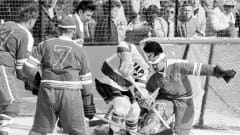 Kuvassa pelataan jääkiekkoa talviolympialaisissa vuonna 1960.