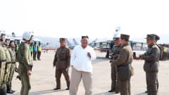 Pohjois-Korean johtaja Kim Jong-Un tutustumassa ilmavoimien rynnäkkökoneisiin ja lentäjiin.