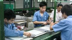 Miehiä työskentelemässä kiinalaisessa tehtaassa.