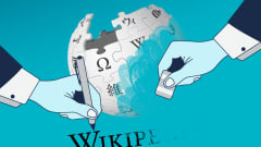 Kynää ja pyyhekumia pitelevät kädet ja Wikipedian logo