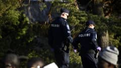 Poliisi valvoo Hietaniemen uimarannalla kouluvuoden päätöksen juhlimista.