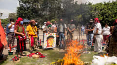 Ihmiset surevat surmattua Domingo Choc Che'a Guatemalassa