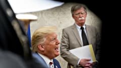 Kansallisen turvallisuuden neuvonantja John Bolton katselee, kun presidentti Donald Trump puhuu Valkoisessa talossa 20 elokuuta 2019.