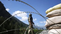 Kuvassa sotilas seisoo Intian ja Kiinan rajalla.