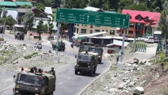 Intian armeijan autoja Ladakhiin vievällä maantiellä.