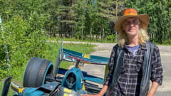 Formula-autopatsaan tehnyt taiteilija Ilpo Luukkonen harmittelee, että auto on päässyt huonoon kuntoon.