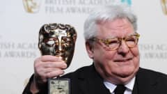 Ohjaaja Alan Parker vastaanottamassa Britannian elokuva-akatemian palkintoa.