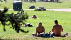 Ihmisiä nauttimassa aurinkoisesta säästä Helsingissä 15. elokuuta