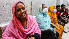 Kaasuräjähdyksen uhrien omaiset odottivat tietoja ja surivat uhreja sairaalassa Dhakassa myöhään perjantaina.