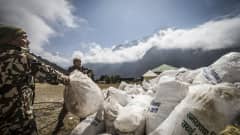 Nepalin armeijan henkilökunta kerää jätesäkkejä Mount Everestiltä 27 toukokuuta 2019. Yhteensä 10 000 kg jätettä ja 4 ruumista löydettiin siivoustalkoissa tuolloin.