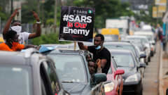 Kuvassa on nigerialaisia osoittamassa mieltään SARS-poliisia vastaan.