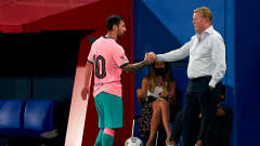 Ronald Koeman ja Lionel Messi kättelevät kentän laidalla.