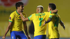 Brasilian pelaajat juhlivat Roberto Firminon (oikealla) maalia. 