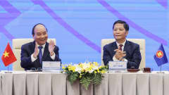 Vietnamin pääministeri  Nguyen Xuan Phuc (vas.) ja kauppa- ja teollisuusministeri Tran Tuan Anh virtuaalisessa allekirjoitustilaisuudessa.