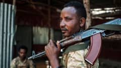 Amharan osavaltion erikoisjoukkoihin kuuluva sotilas Tigrayssa, missä käydään sotaa Tigrayn alueellista armeijaa vastaan.
