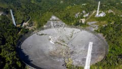 Ilmakuva vaurioituneesta Arecibo Observatoryn teleskoopista.