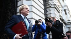 Pääministeri Boris Johnson poistumassa Downing Street 10:stä