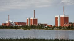 Teollisuuden Voima OYj:n (TV0) Olkiluodon kolme ydinvoimalaitosyksikköä OL 1 (kesk.) , OL 2 (oik.) ja OL 3 Eurajoella.