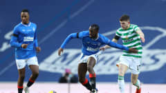 Rangersin Glen Kamara pitää palloa ottelussa Celticiä vastaan. 