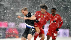 Arminia Bielefeldin Andreas Voglsammer taistelee pallosta Bayernin Leroy Sanen kanssa.