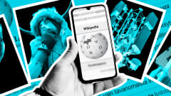 Kuvakollaasi, jossa käsi pitelee älypuhelinta, jossa on auki Wikipedian sivu. Taustalla kuva Capitol Hillin valtaajasta, 5G-tornista, rokotteesta, mikrosirusta ja kissasta.