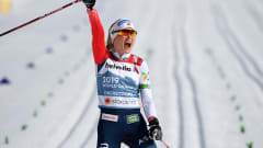 Therese Johaug tuulettaa kymmenettä henkilökohtaista maailmanmestaruutta Oberstdorfissa.