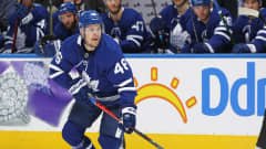Mikko Lehtonen kiekon kanssa Toronto Maple Leafsin paidassa.