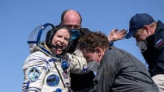 Astronautti Kate Rubins heiluttaa kädellään palattuuan avaruuslennolta.