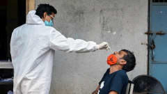 Terveystyöntekijä ottaa koronavirustestiä Mumbaissa. 