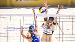 Niina Ahtiainen pelaamassa sveitsiläisparia vastaan beach volleyn maailmankiertueen turnauksessa Cancunissa Meksikossa.
