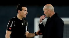 Real Madridin päävalmentaja Zinedine Zidane juttelee erotuomari Juan Martinezin kanssa. 