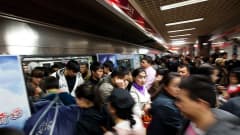 Ihmisiä Pekingin metrossa lokakuussa 2011.