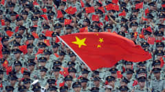 Kiinan Kommunistipuolueen 90-vuotisjuhlallisuuksissa Sotilaat heiluttelevat Kiinan lippuja.