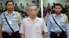 Entinen vankilanjohtaja Kaing Guek Eav alustavassa oikeuskäsittelyssä Phnom Penhissä 8. joulukuuta.
