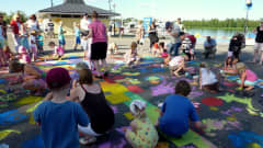 Hulivilikarnevaalien katutaidetapahtumassa maalattiin värikkäitä kuvia.