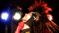 Sami Kosola esittää Kingikukkoa 80-luvun rock-klassikoihin perustuvassa näytelmässä.
