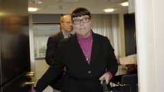 Merja Kyllönen ja Kimmo Sasi oviaukossa