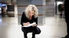 Krista Siegfrids jakaa nimikirjoituksia Yleisradion aulassa.
