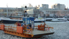 Kaupunkilautta Föri jäiden keskellä