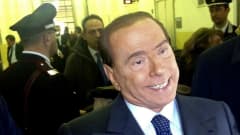 Silvio Berlusconi puhuu toimittajille milanolaisen oikeusistuimen aulassa veropetosoikeudenkäyntinsä aikana.