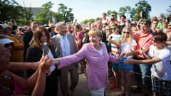 Saksan liittokansleri Angela Merkel tervehtii ihmisiä vaalikampanjakiertueella.