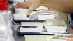 Lentokoneissa tarjottavia ruoka-annoksia valmistettiin Finnair Cateringin tuotantotiloissa.