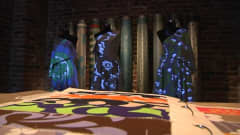 Forssassa kudottuja värikkäitä kankaita museon näyttelyssä