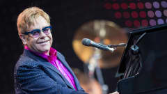 Elton John esiintymässä