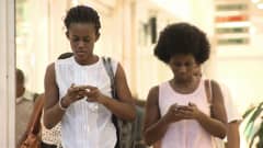 Kännykänkäyttäjiä Ghanan pääkaupungissa Accrassa.