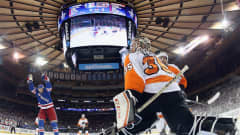 New York Rangersin Derek Stepan tuulettaa maalia, Philadelphia Flyersin maalivahti Steve Mason pettyneenä.
