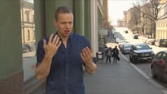 Signmark eli Marko Vuoriheimo viittomassa.