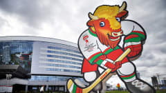 Jääkiekon MM-kisojen maskotti Minsk-Areenan edessä.