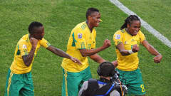 Etelä-Afrikan joukkue juhlii Siphiwe Tshabalalan maalia.