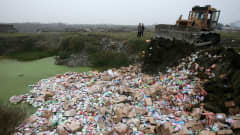 Melamiinia sisältävää maitojauhetta tuhottiin vuonna 2008 Wuhanin kaupungissa Kiinassa.